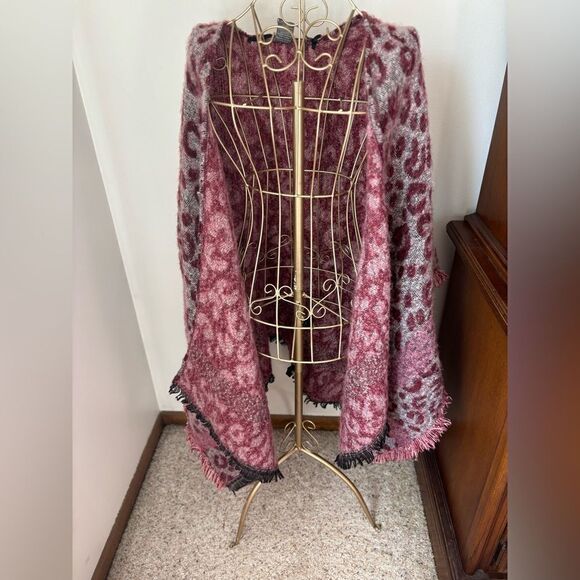 Vince Camuto burgundy leopard print wool cape with fringe - Picture 7 of 10